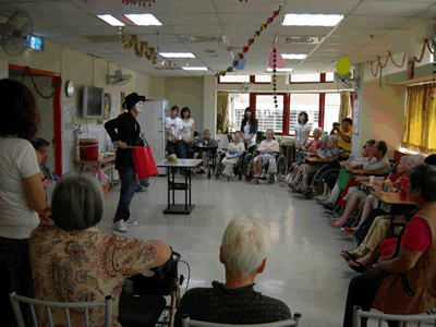 社會勞動人與大專實習生前往養護中心表演活動關懷老人