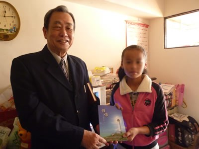 更保臺中分會關懷偷藥給阿嬤治病10歲女童