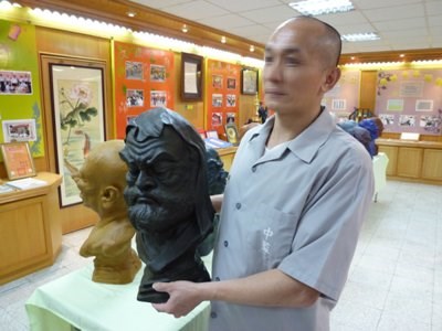 鄧朝鴻「雕塑」新生　首創監外辦個展