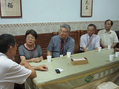 檢察長楊秀美偕同主任委員林坤賢及前主委張司禮探望洪仲丘父母
