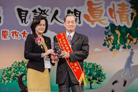 更保王主任委員錦賜榮獲103年度行政院表揚參與監所教化暨保護事業有功人士