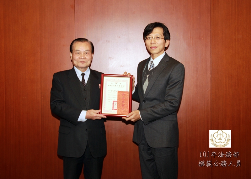 101年度法務部模範公務人員卓俊忠檢察官