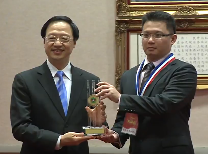 102年青年獎章吳錦龍檢察官