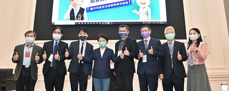 與會人員臺前合影留念
