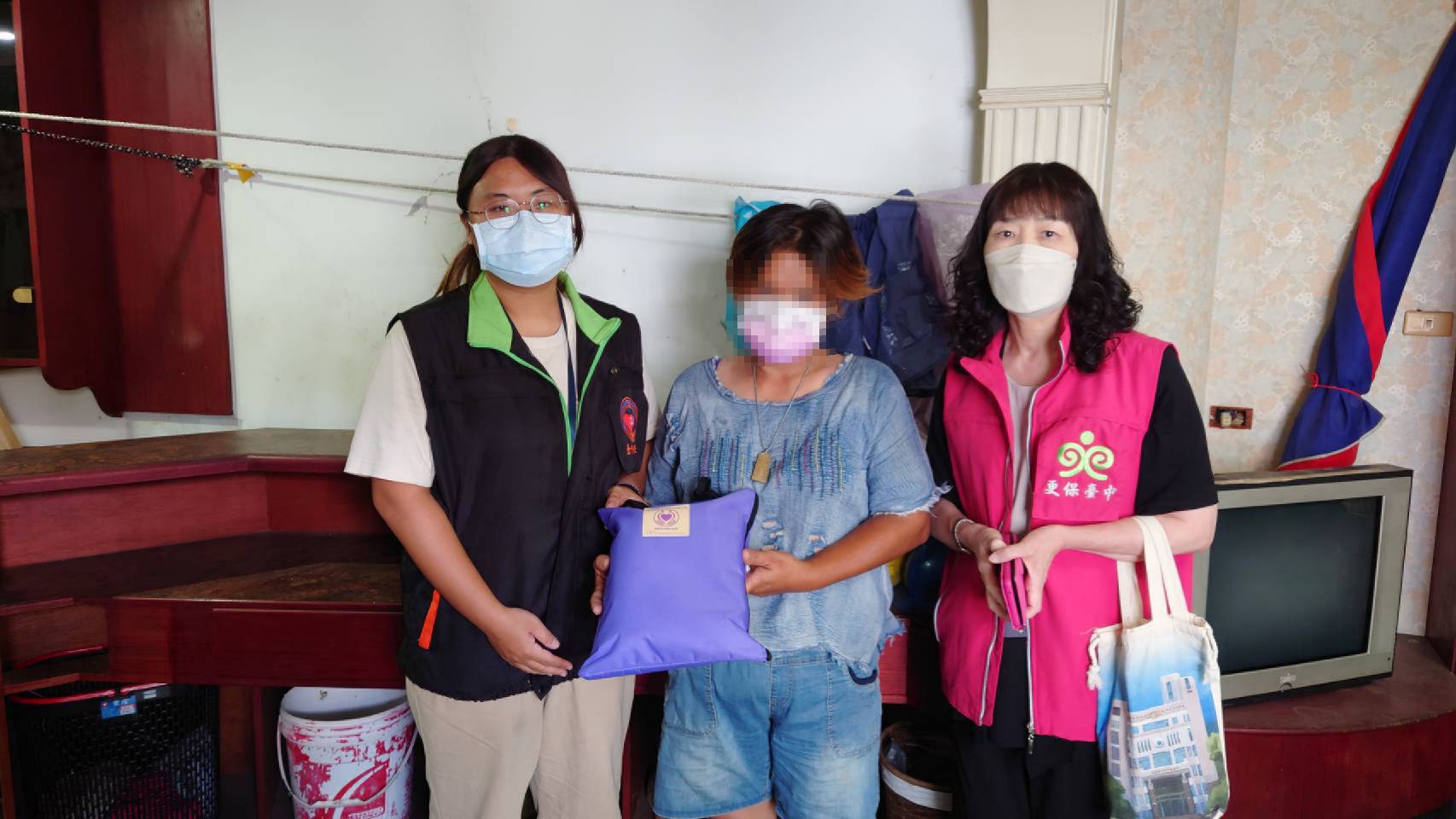 更保臺中分會送暖  關懷遭冒名頂替入監服刑5個月弱勢女_圖二