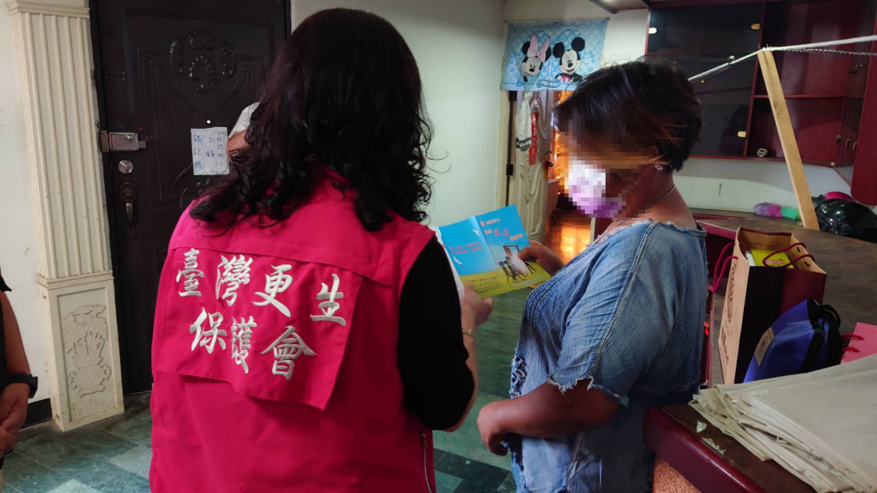 更保臺中分會送暖  關懷遭冒名頂替入監服刑5個月弱勢女_圖一