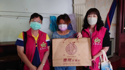 更保臺中分會送暖  關懷遭冒名頂替入監服刑5個月弱勢女