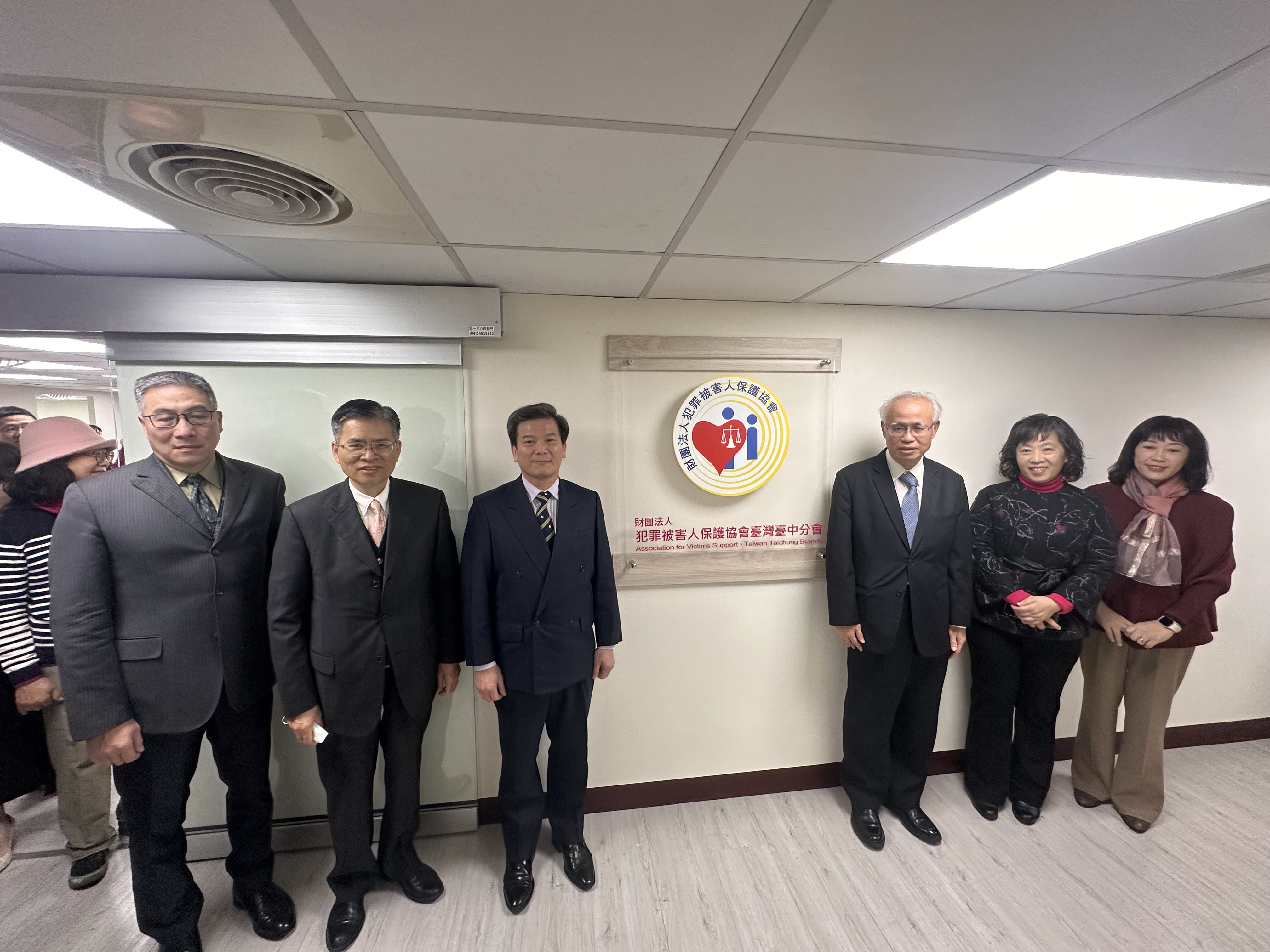 犯罪被害人保護協會臺中分會慶喬遷落成,活動參與人員合影留念