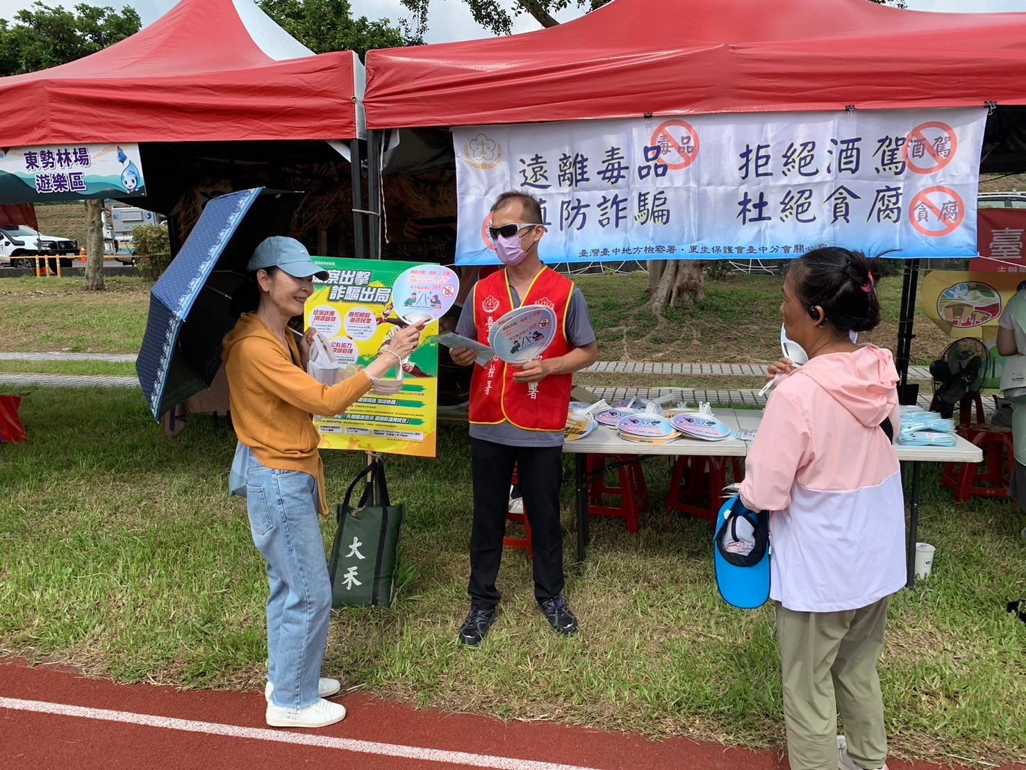 同仁向民眾進行反詐騙宣導，一同響應「全民反詐你我同行」的理念。