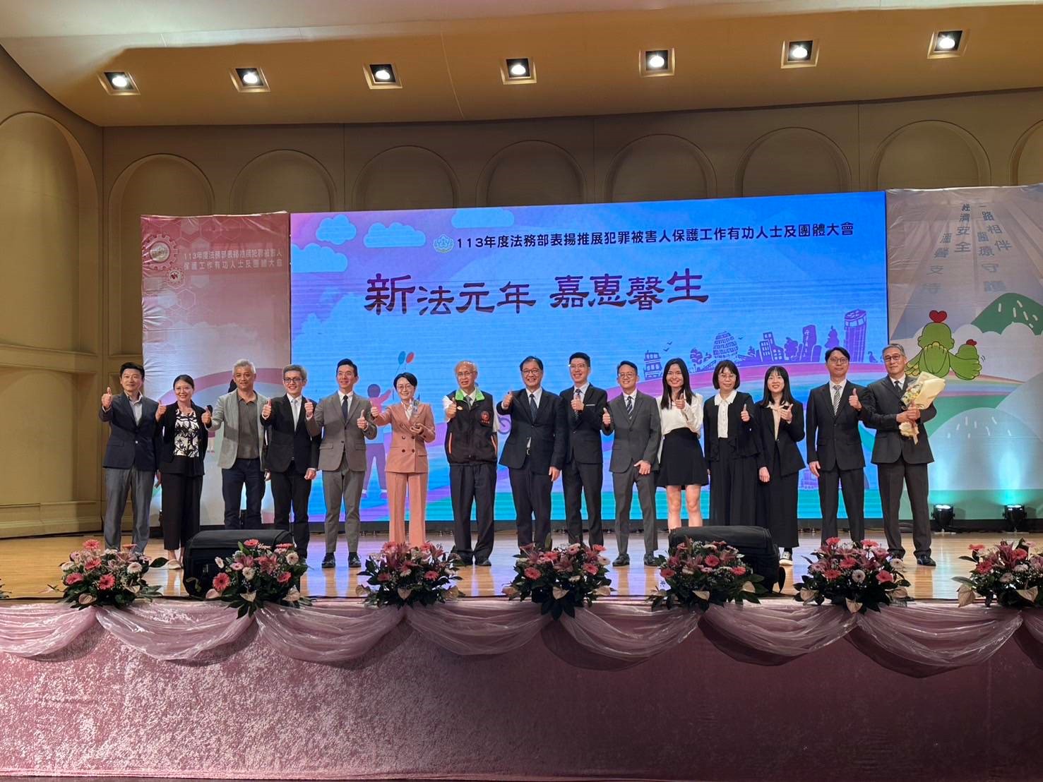 鄭銘謙部長（中）、張斗輝檢察長（左七）、張介欽檢察長（右一）、鄭葆琳主任（左六）、張聖傳主任（右二）、楊植鈞主任（左一）、何建寬檢察官（左四）、張凱傑檢察官（左五）、陳隆翔檢察官（右七）、林岳賢檢察官（右六）、黃芝瑋檢察官（右五）、温雅惠檢察官（左二）、巫孟蓉檢察事務官（右四）、曾思綺檢察事務官（右三）合影留念