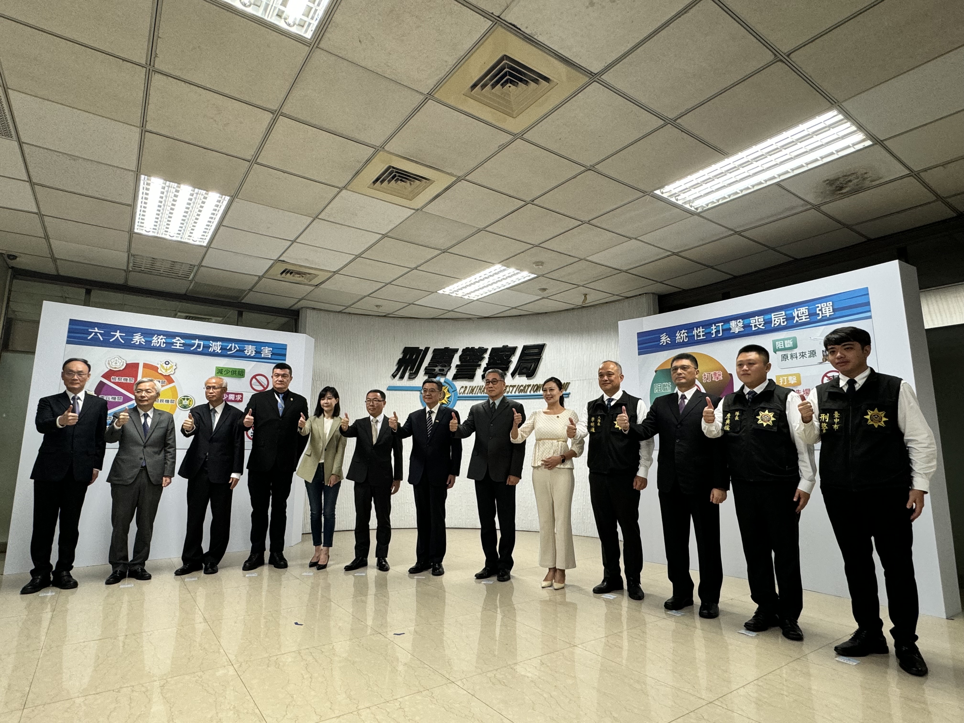 行政院卓榮泰院長（中）、温雅慧檢察官（右五）、張介欽檢察長（右六）及與會人員合影