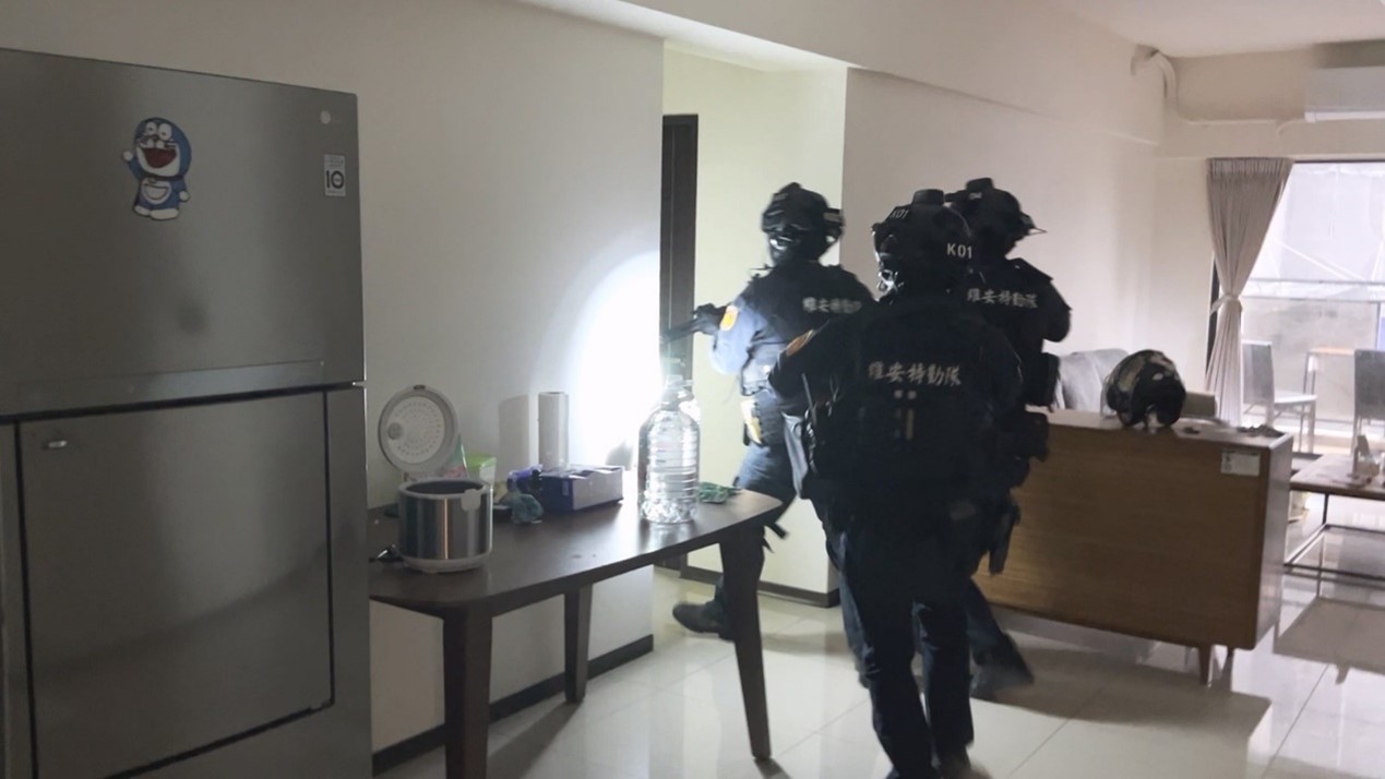 警方破門逮人