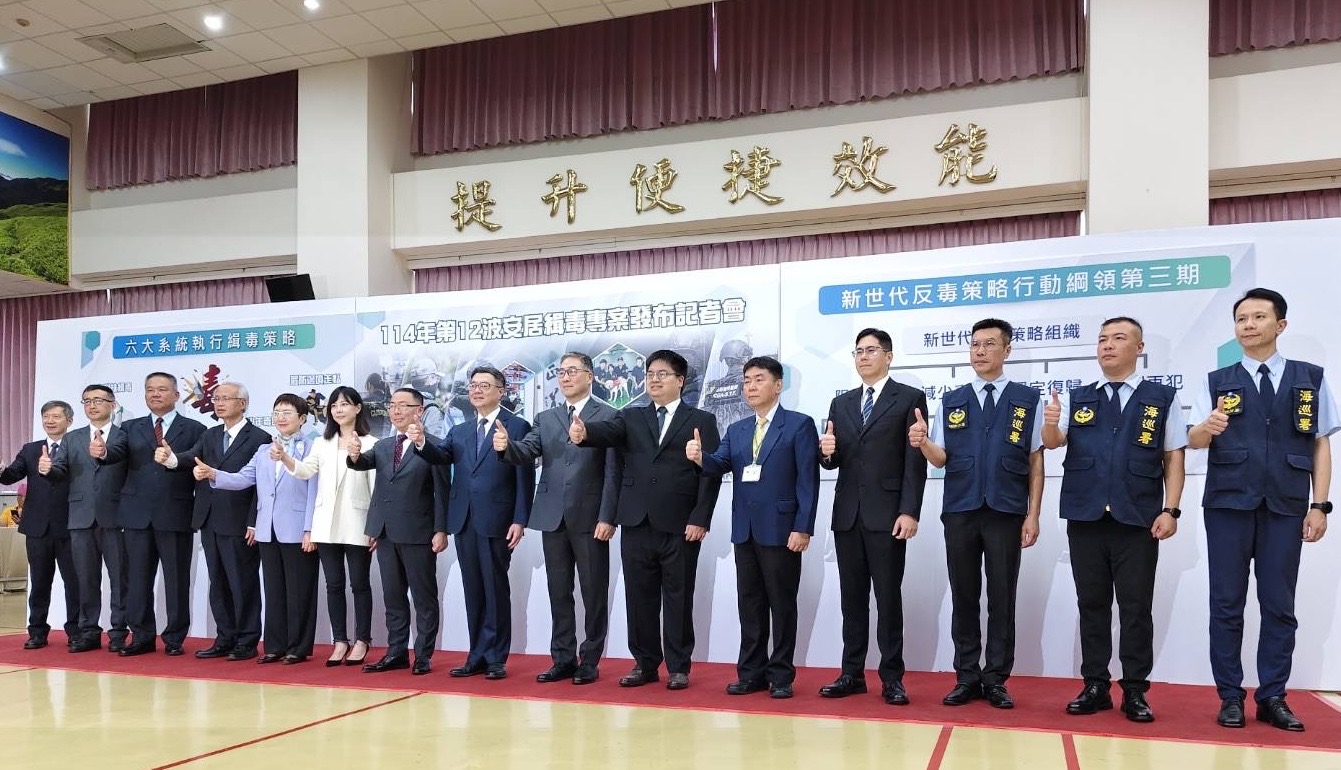 卓榮泰院長（中）、林明昕政務委員（左七）、行政院李慧芝發言人（左六）、財政部莊翠雲部長（左五）、臺灣高等檢察署張斗輝檢察長（左四）、中檢張介欽檢察長（右七）、洪佳業檢察官（右六）合影