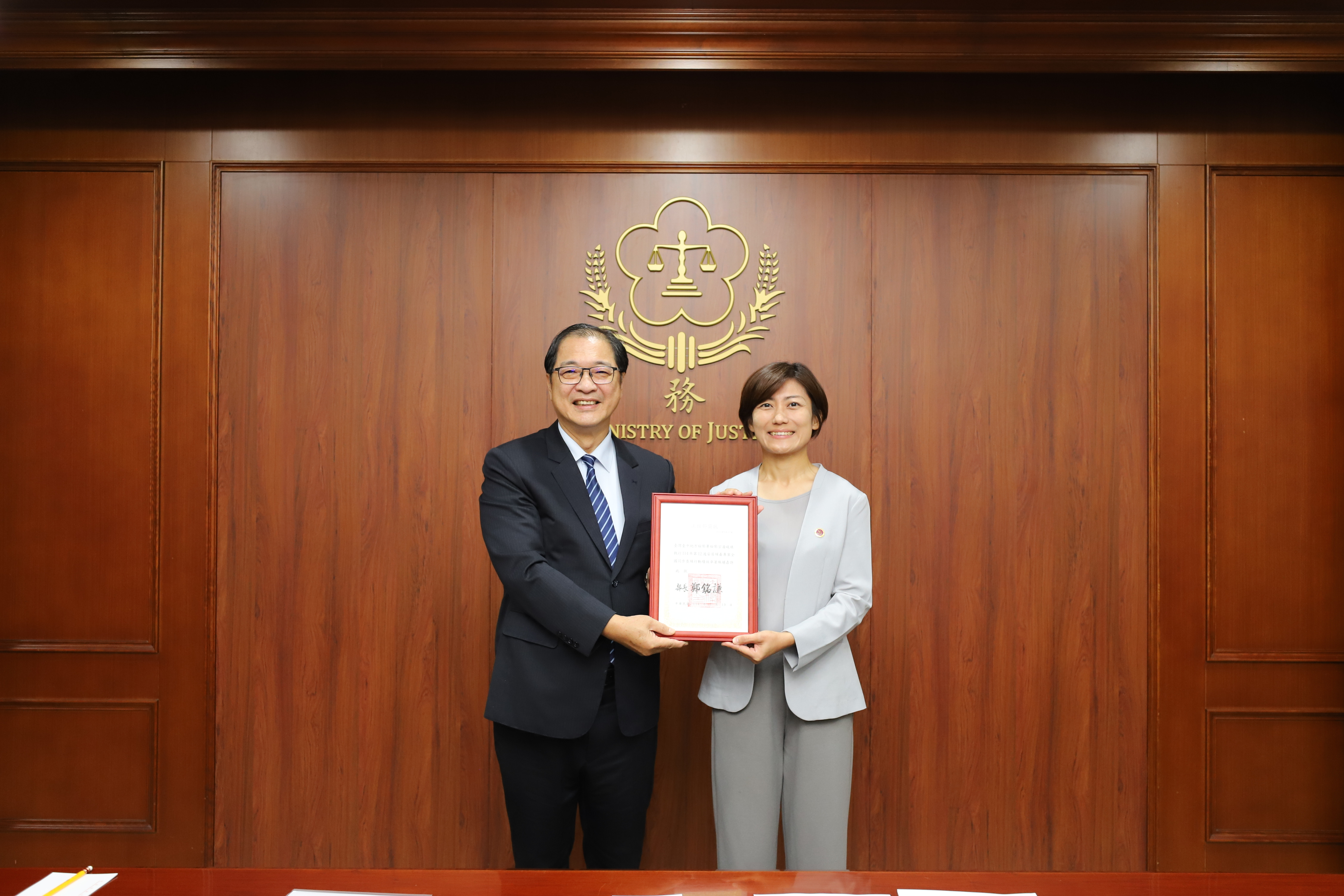 潘曉琪檢察官接受鄭銘謙部長頒獎表揚「安居緝毒有功人員」