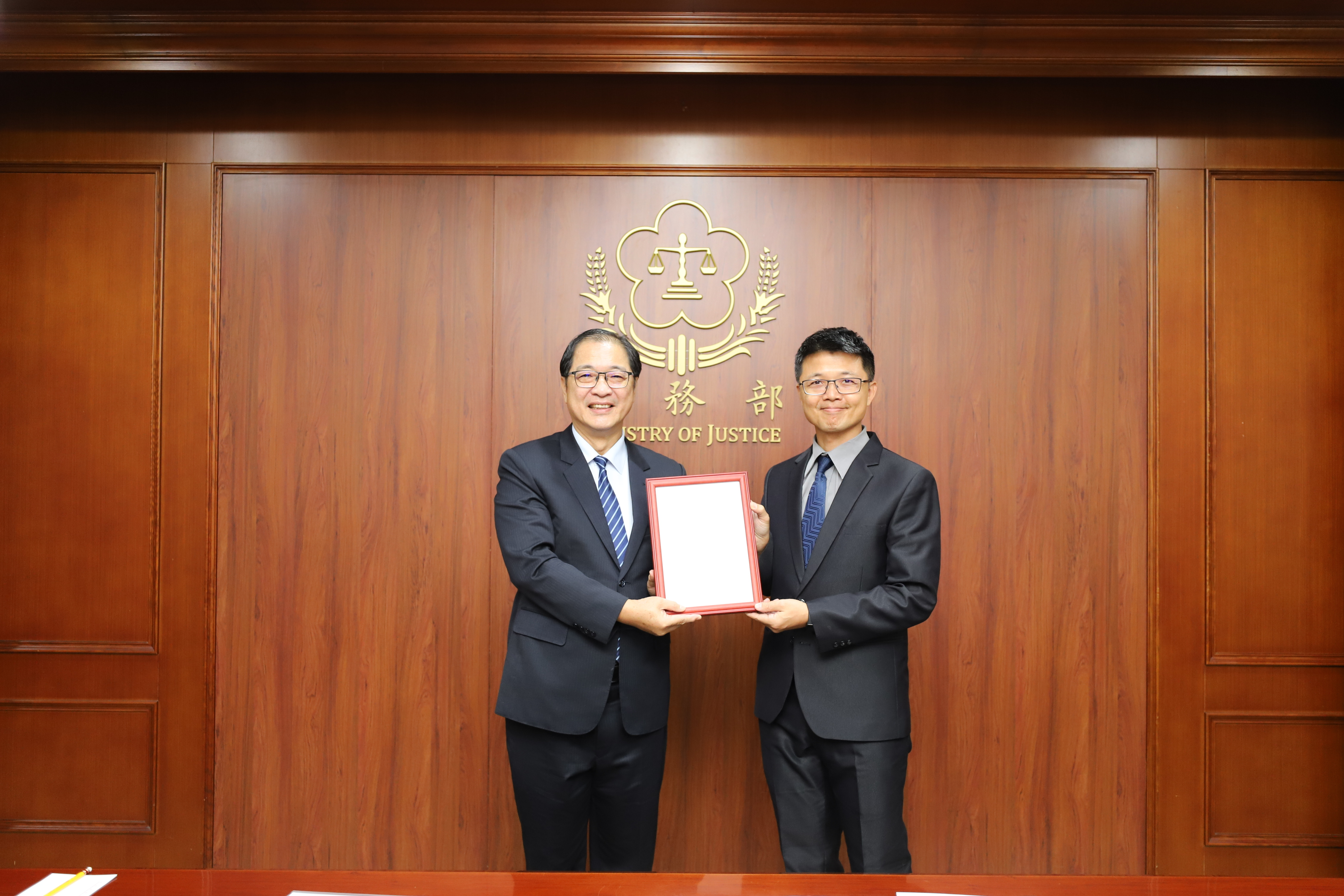陳東泰檢察官接受鄭銘謙部長頒獎表揚「安居緝毒有功人員」