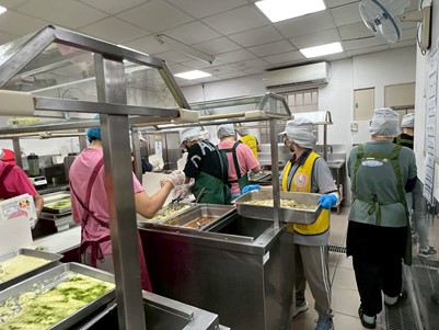 張檢察官視察社會勞動人協助送餐事務的執行情形