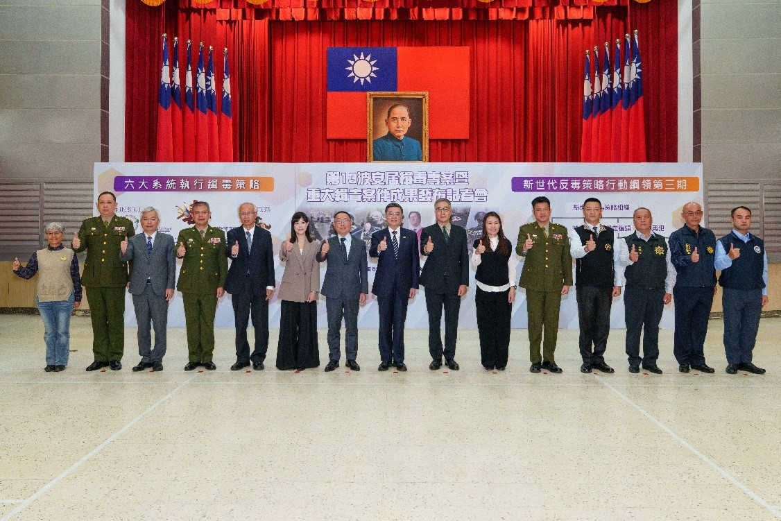 張介欽檢察長(右七)、黃秋婷檢察官(右六)與行政院卓榮泰院長等長官合影