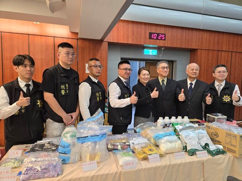 張介欽檢察長、温雅惠檢察官與偵辦團隊合影