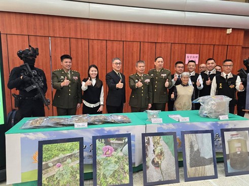 張介欽檢察長、黃秋婷檢察官與團隊合影