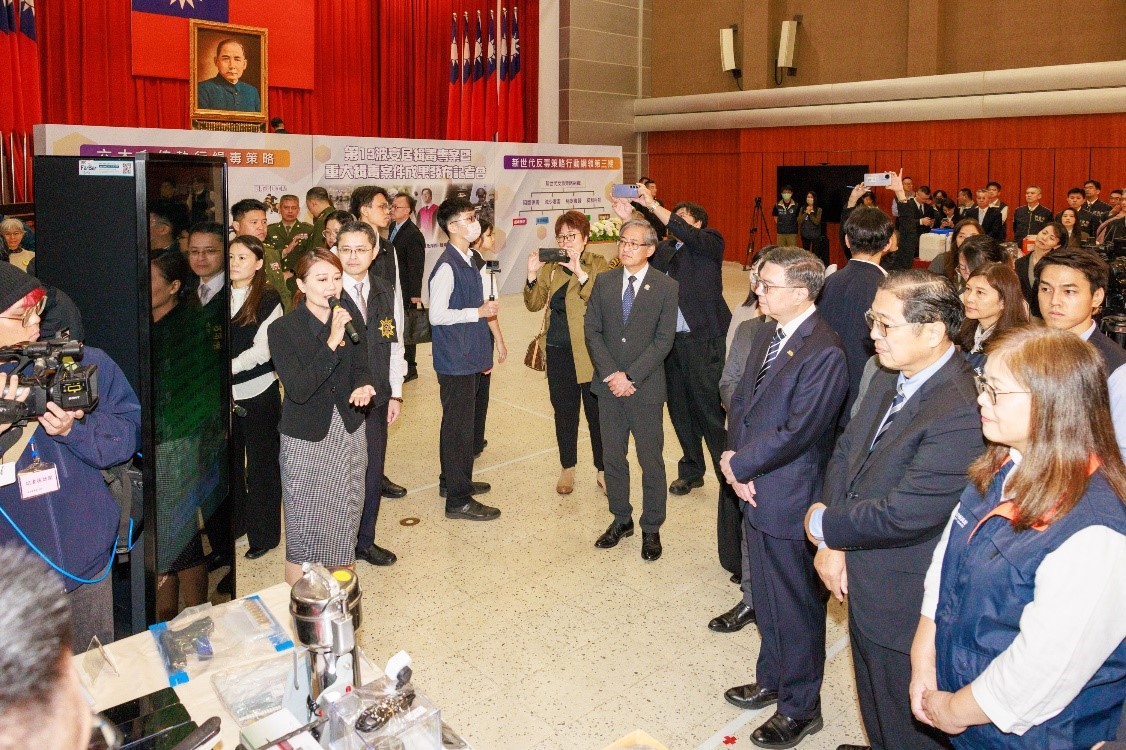 温雅惠檢察官向卓榮泰院長、法務部鄭銘謙部長簡報案情