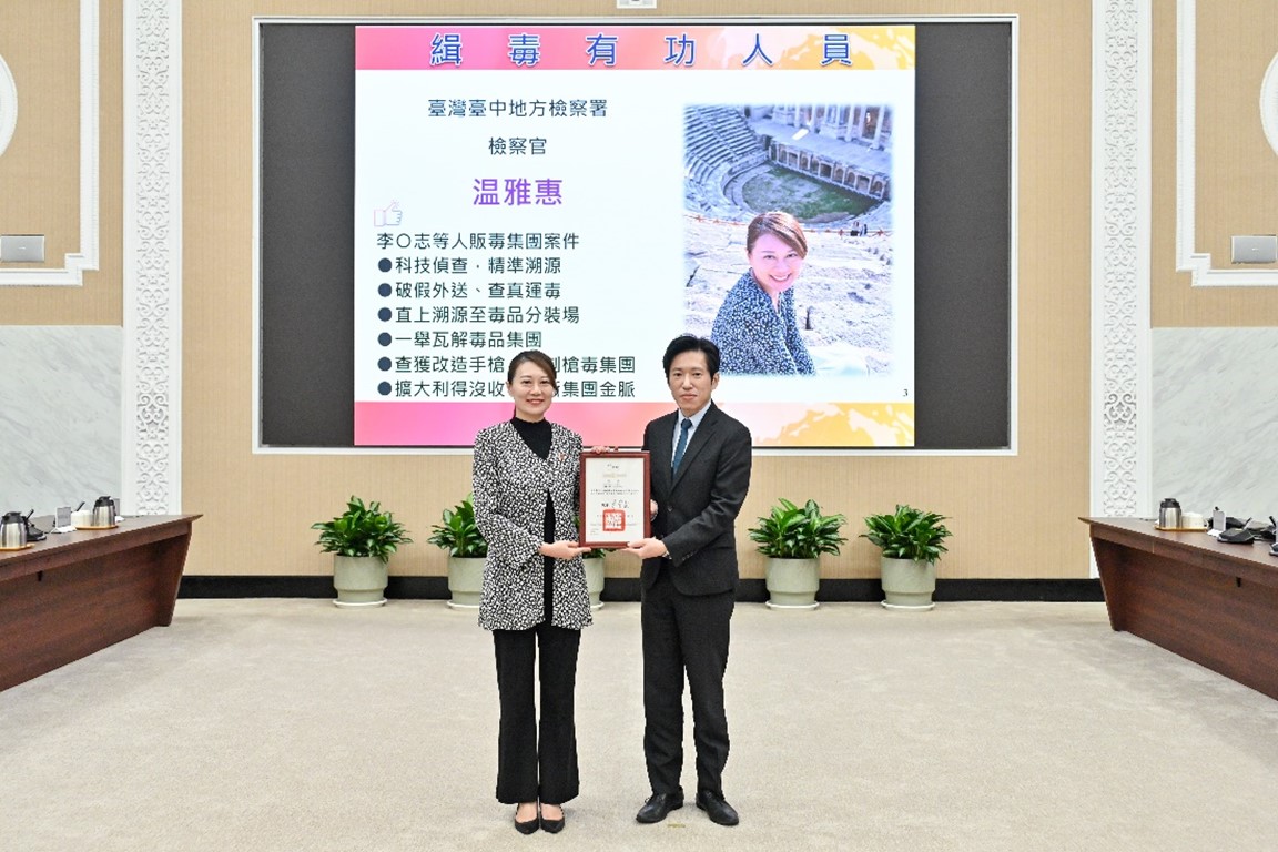 溫雅惠檢察官與行政院張惇涵秘書長合影