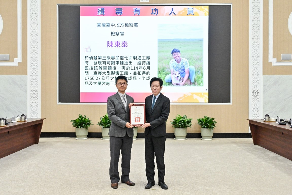 陳東泰檢察官與行政院張惇涵秘書長合影
