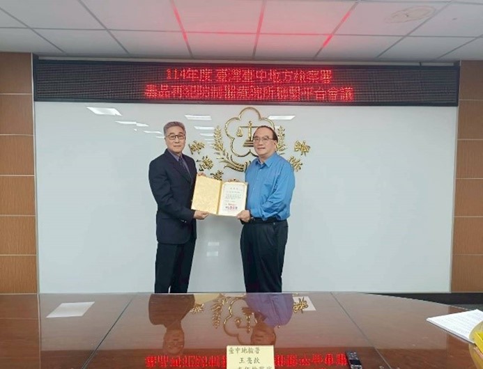 張檢察長頒發醫療院所及相關個案管理師感謝狀