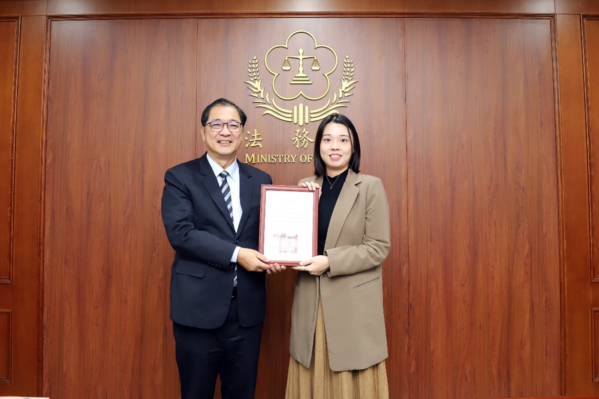 王宜璇檢察官與法務部鄭銘謙部長合影