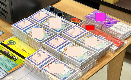 114年9月24日搜索被告黃○煜住處，於現場查獲現金400萬餘元、2,900餘張餐券及禮券、點鈔機等物_3