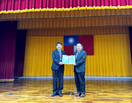 本署洪檢察長頒發法務部表揚之榮譽觀護人