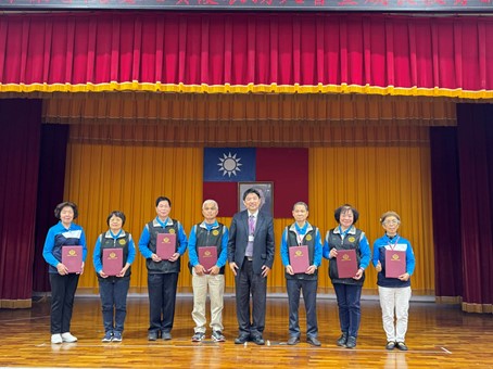 本署洪檢察長與獲獎榮譽觀護人合影