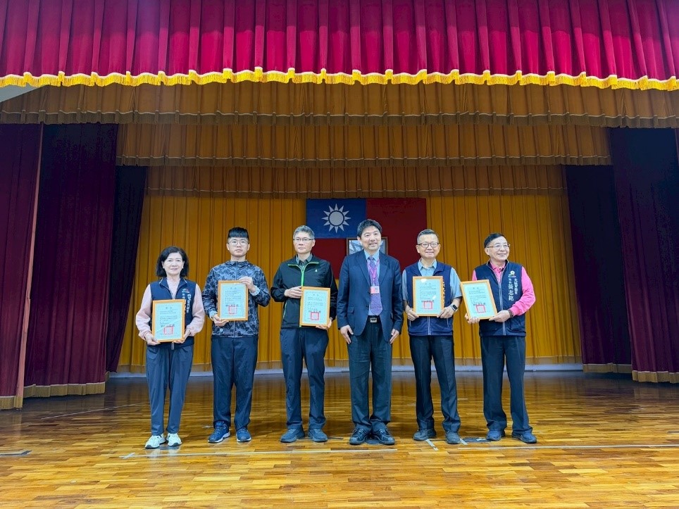 本署洪檢察長頒發績優執行機構與督導獎狀