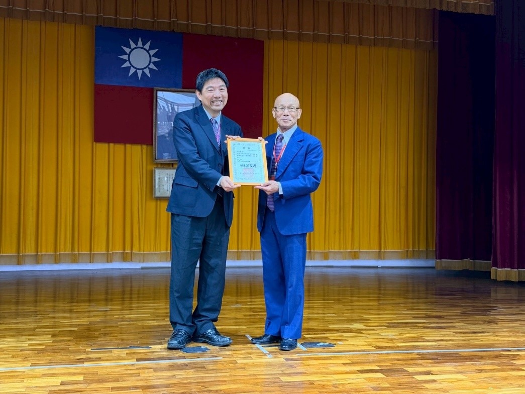 本署洪檢察長頒發績優執行機構督導獎狀