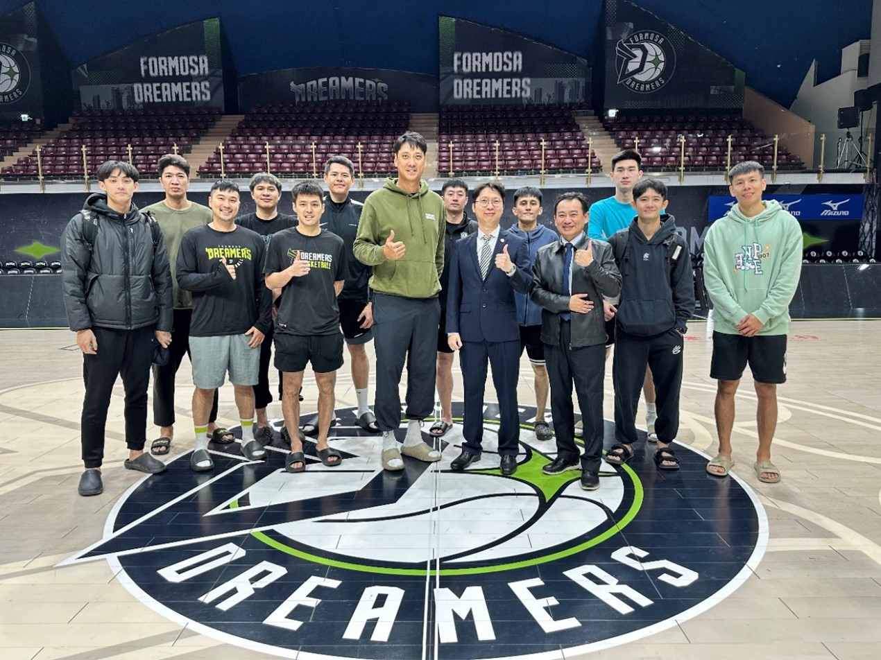 左7為福爾摩沙夢想家籃球隊董事長田壘、右6為主任檢察官張聖傳、右4為檢察官柯學航與球員之合影