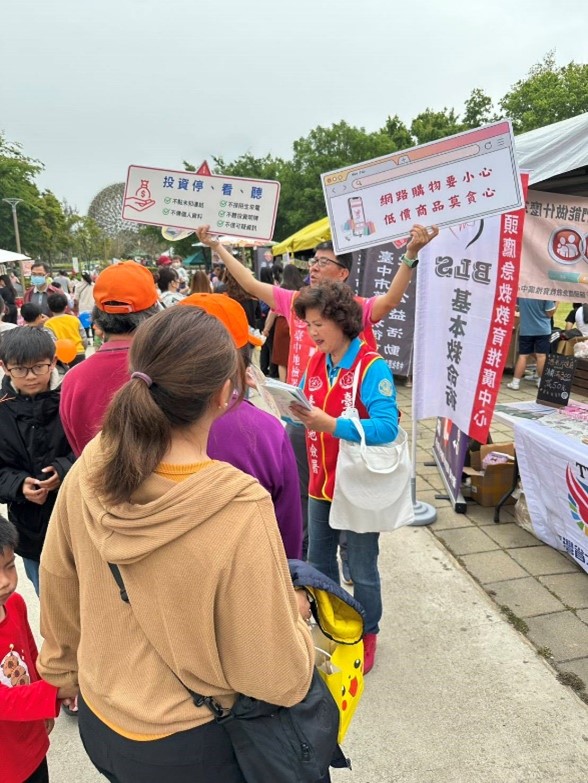 走入活動會場與民眾互動