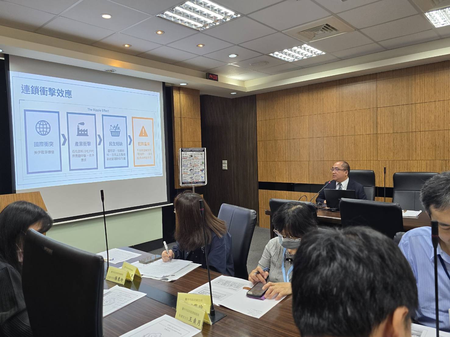 本署民生犯罪專組執行秘書康檢察官存孝進行專案報告