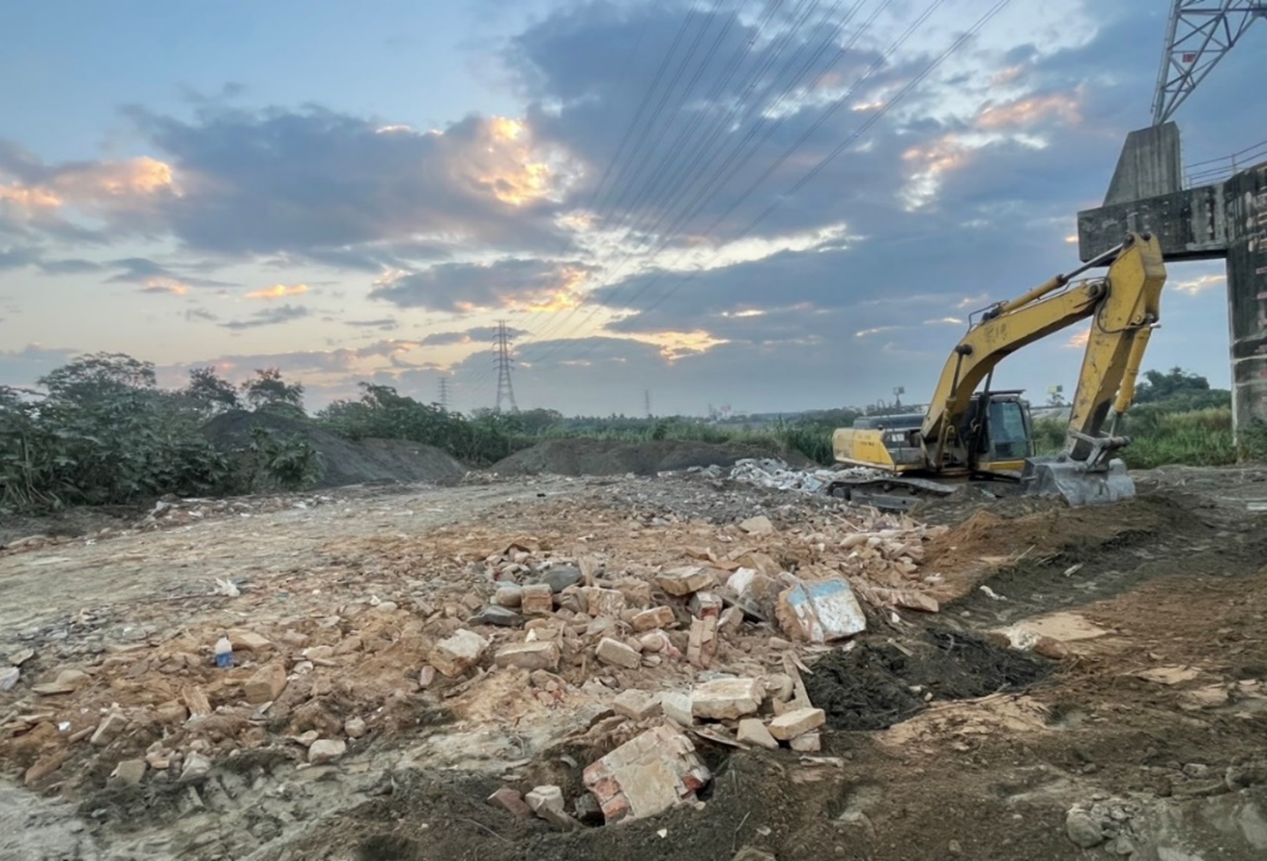 河川地遭棄置廢棄物現場照片