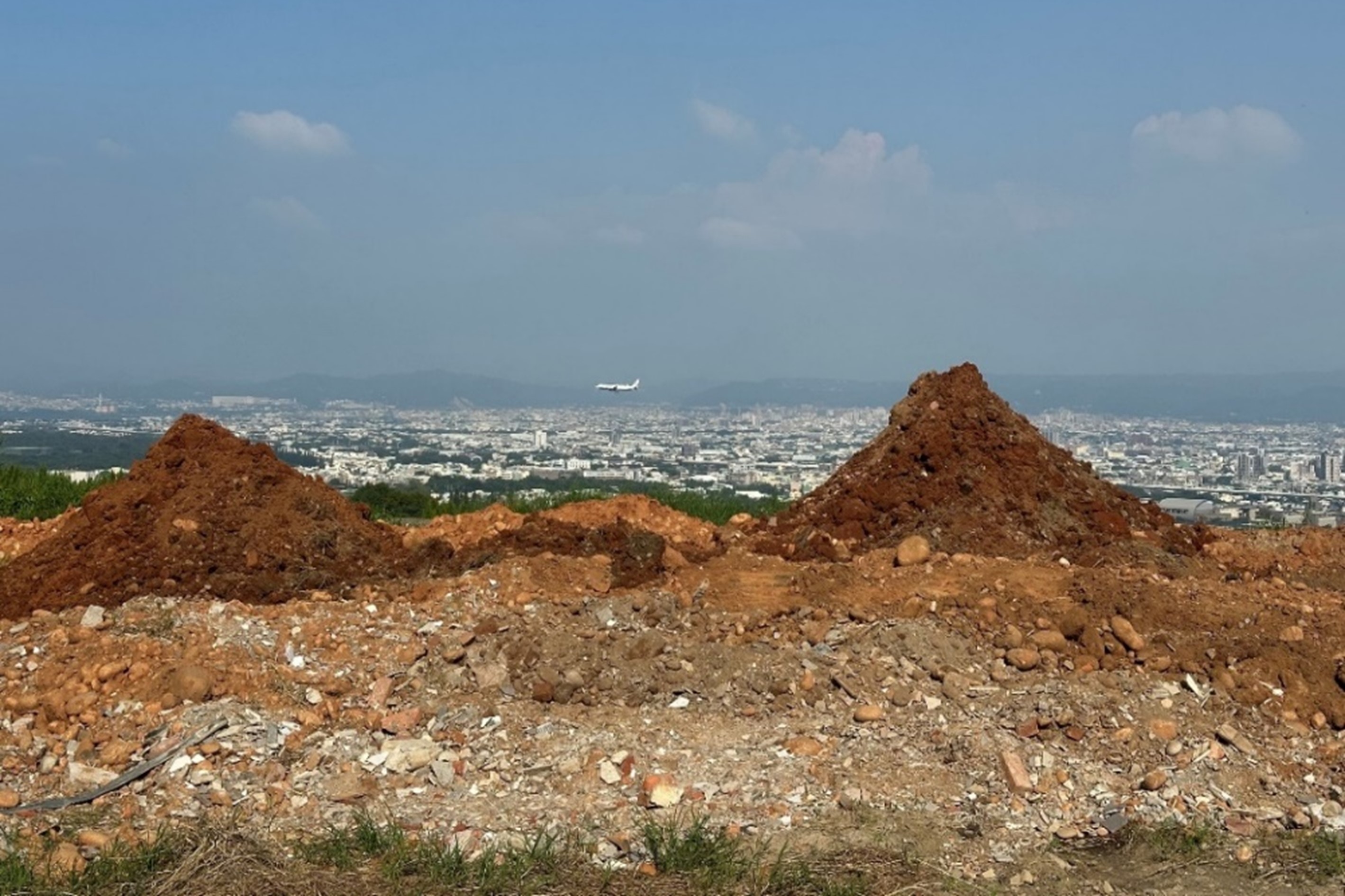 軍事用地遭傾倒廢棄物照片