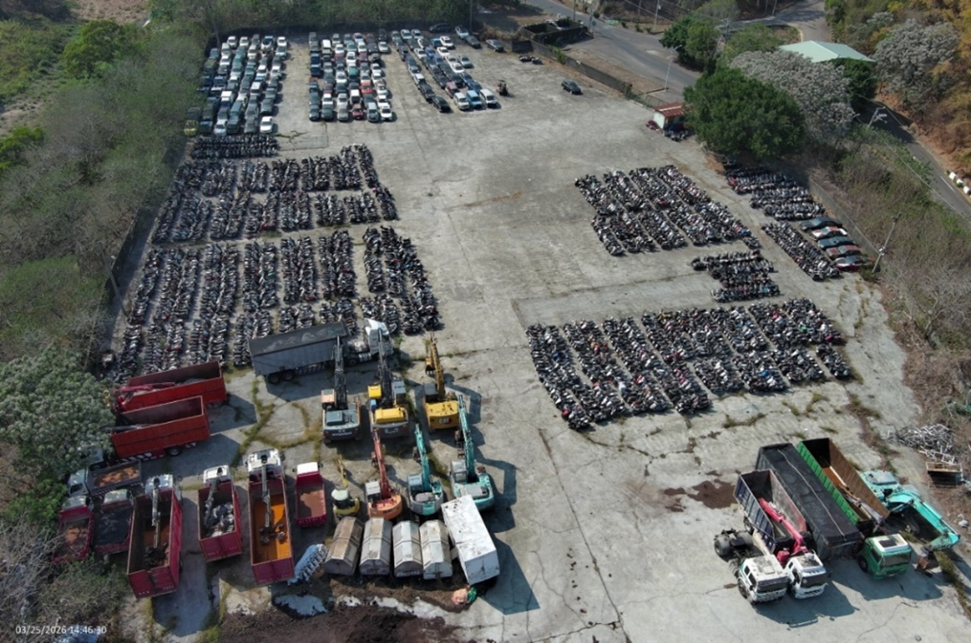 環保局保管扣案車輛及大型機具照片