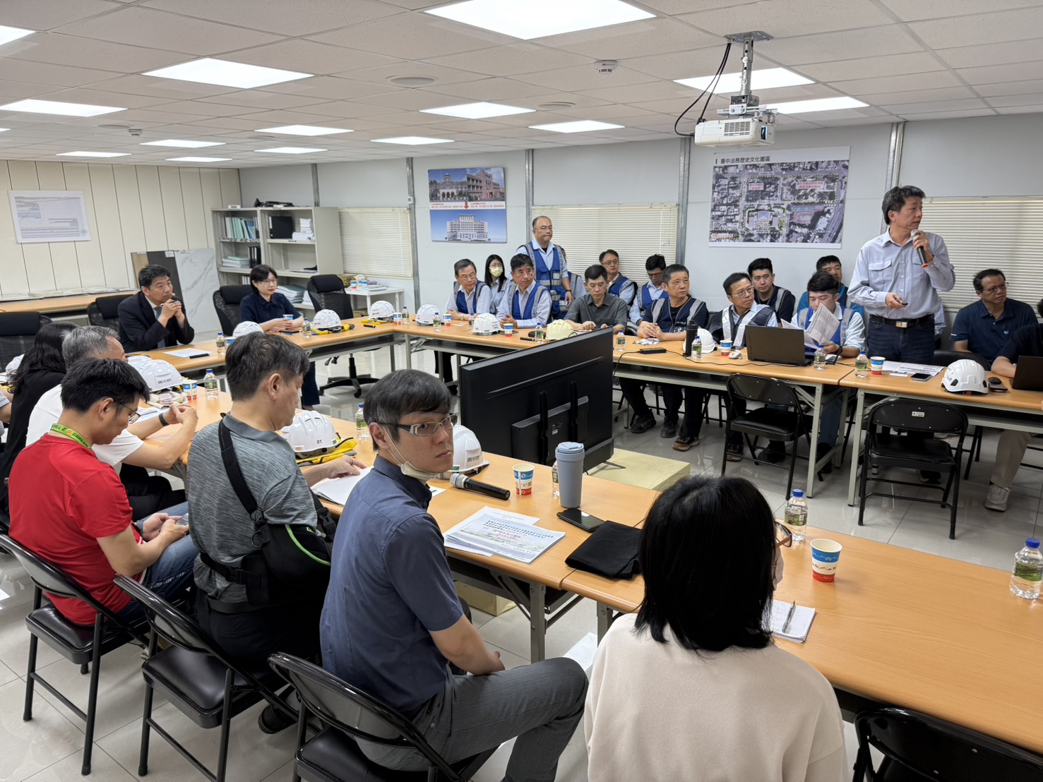 本署洪家原檢察長與施工團隊進行會議