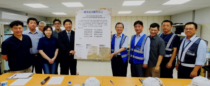 本署洪家原檢察長、李毓珮襄閱主任檢察官、工程督導小組召集人洪國朝主任檢察官及工程團隊共同見證「職業安全衛生宣言」宣示儀式