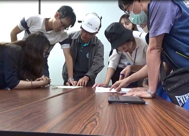 陳祥薇檢察官與專案小組開會討論案情