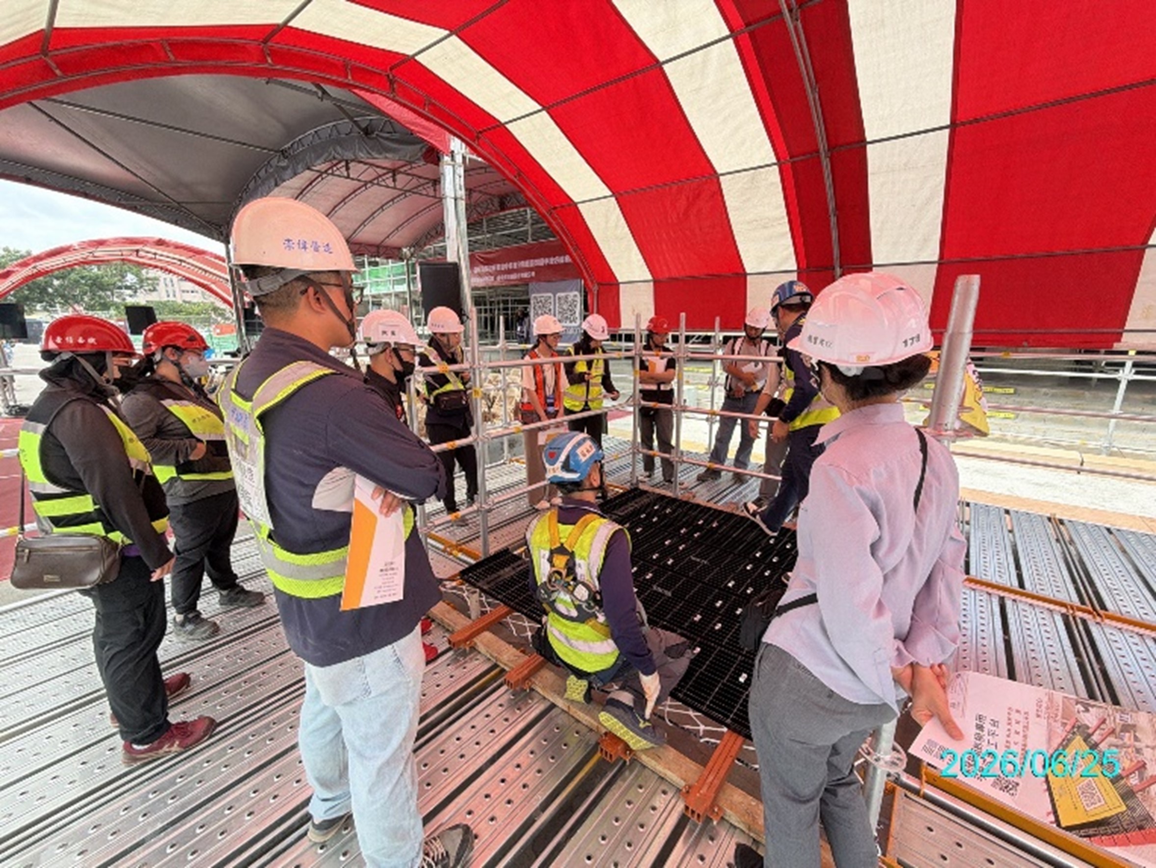 示範施工架組搭SOP與模組化施工平台，說明高風險作業之源頭減災作法