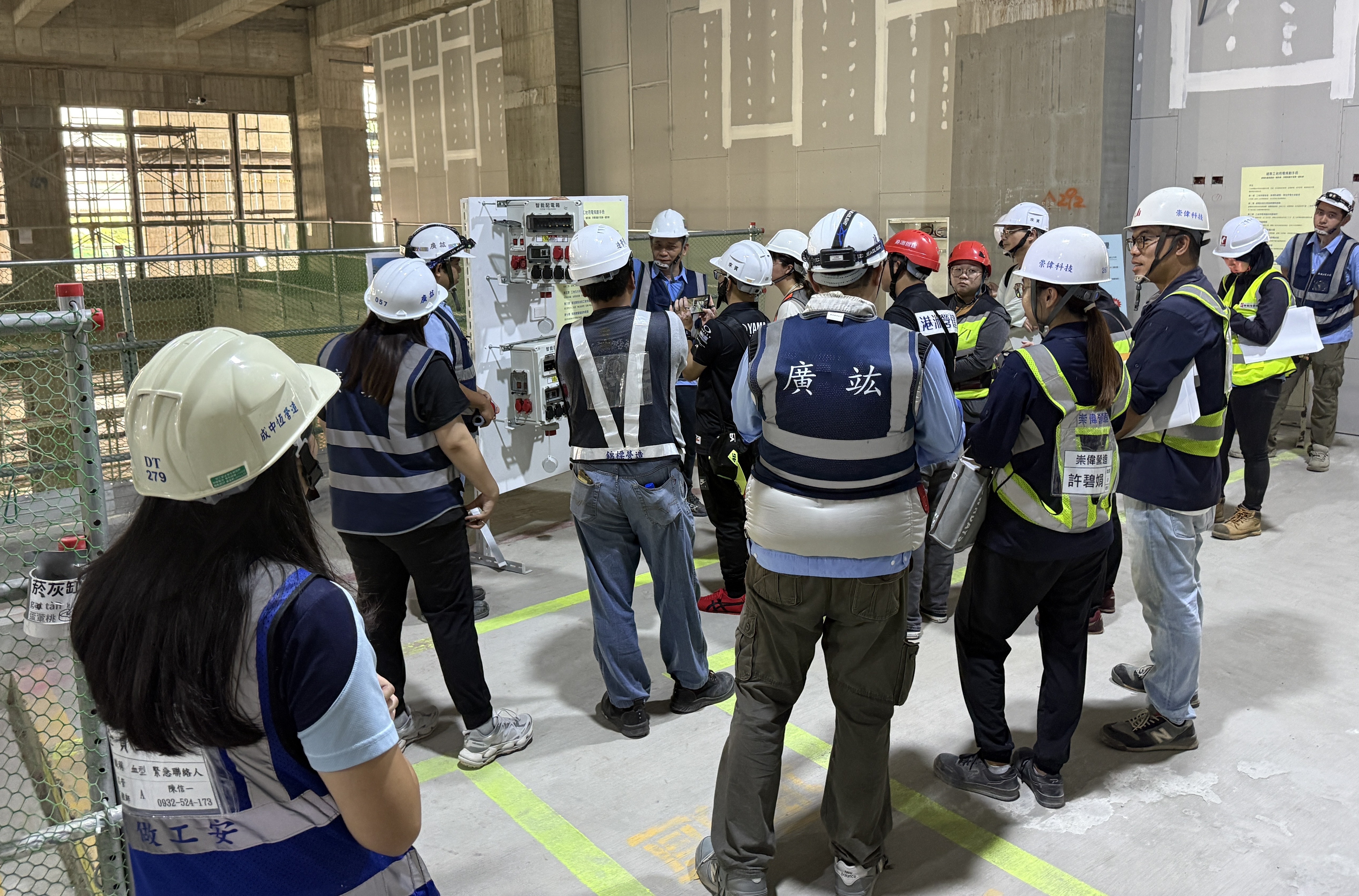 示範智慧電箱功能，掌握即時監測、漏電保護及自動斷電等科技防護機制