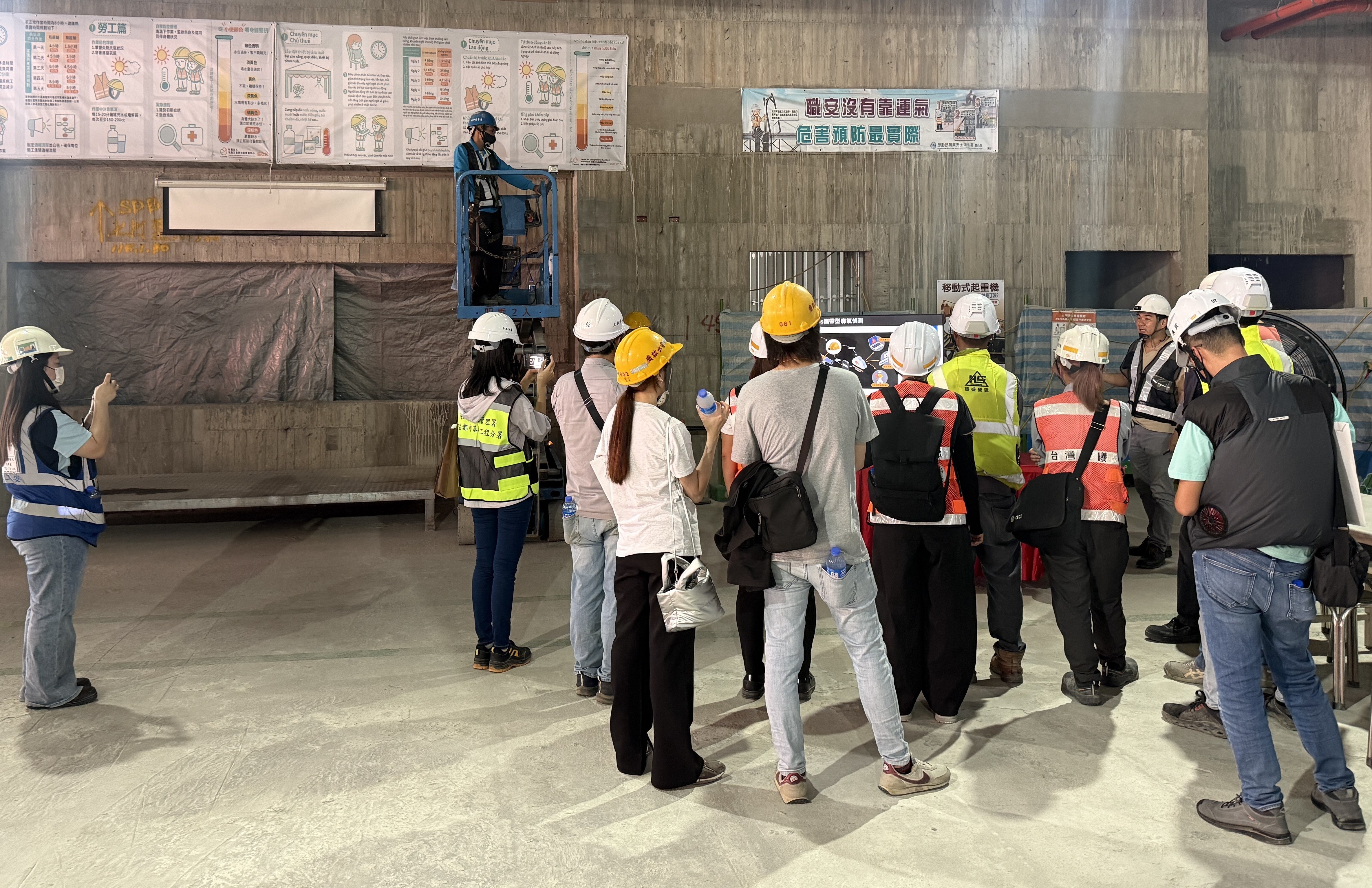 現場示範高處作業及防墜安全措施，結合職安宣導看板強化工地危害辨識