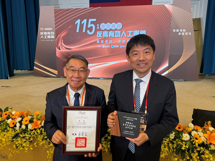 本署檢察長洪家原(右)與更保臺中分會主任委員廖學從(左)合影