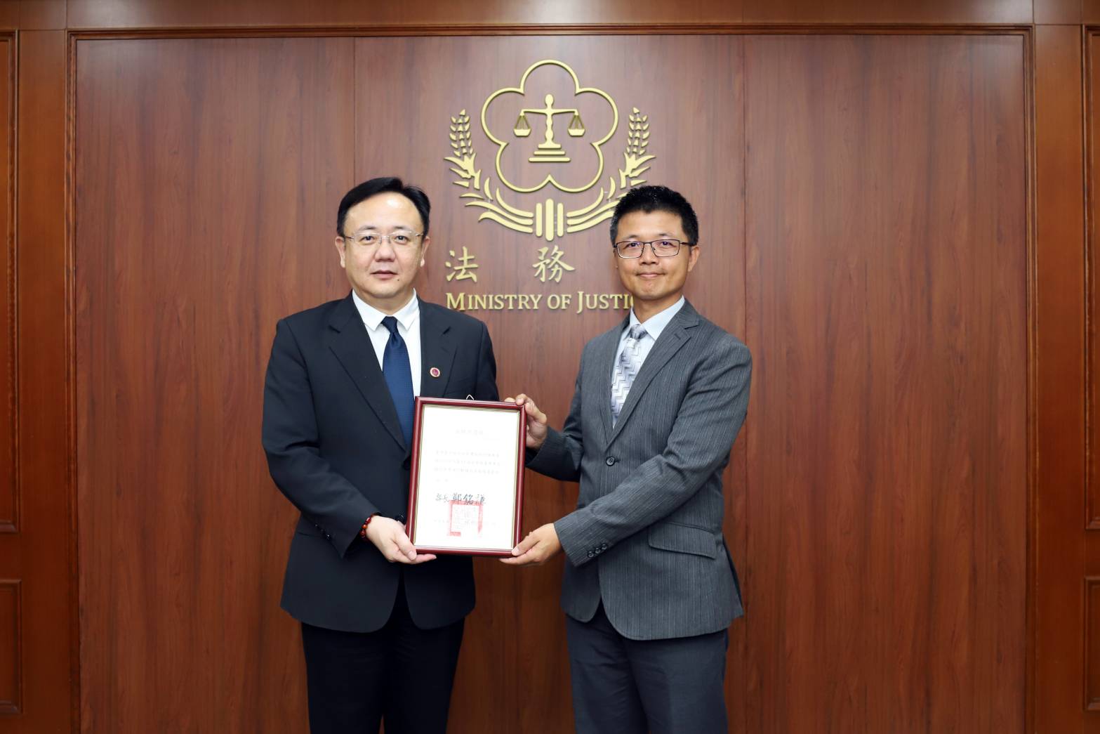 法務部常務次長馮成與陳東泰檢察官合影
