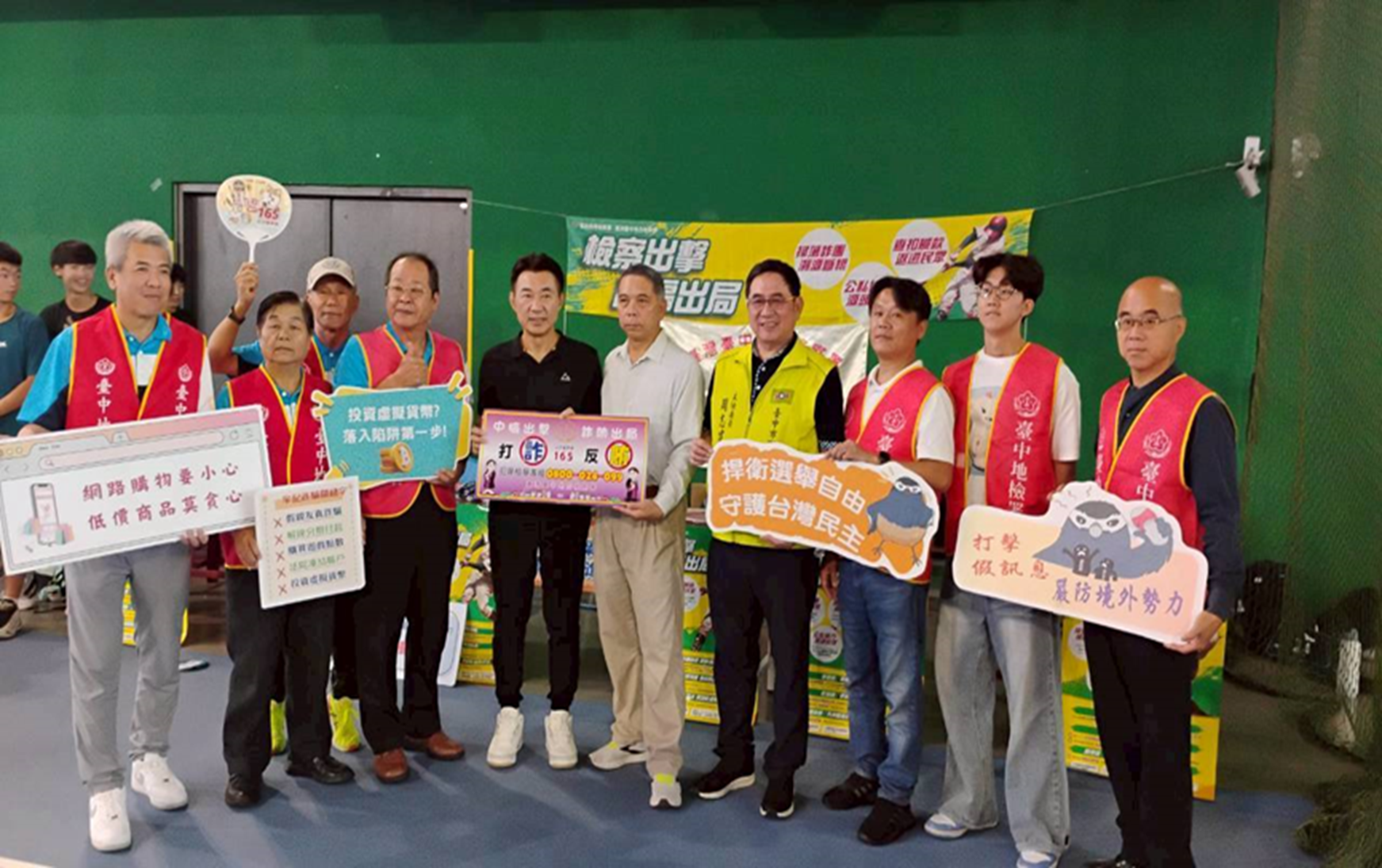 立法院江啟臣副院長與本署宣導攤位合影