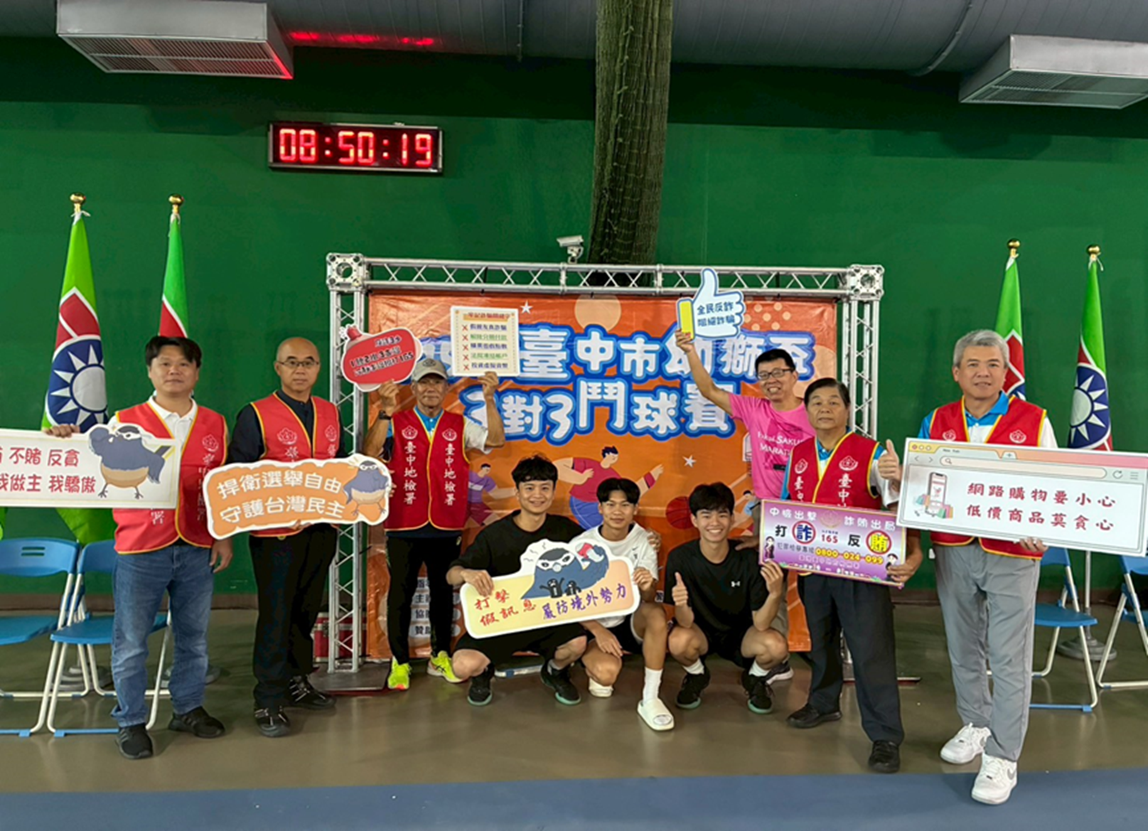 宣導人員於現場與參賽學生及工作人員互動