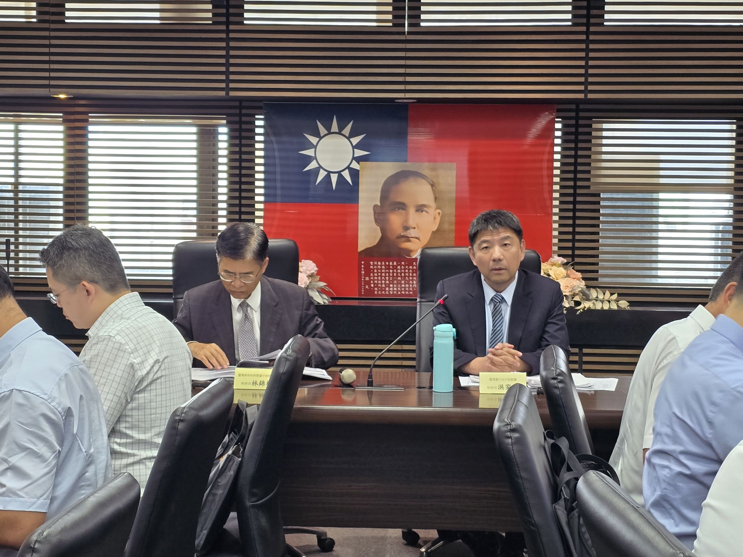 左為臺中高分檢林錦村檢察長，右為本署洪家原檢察長
